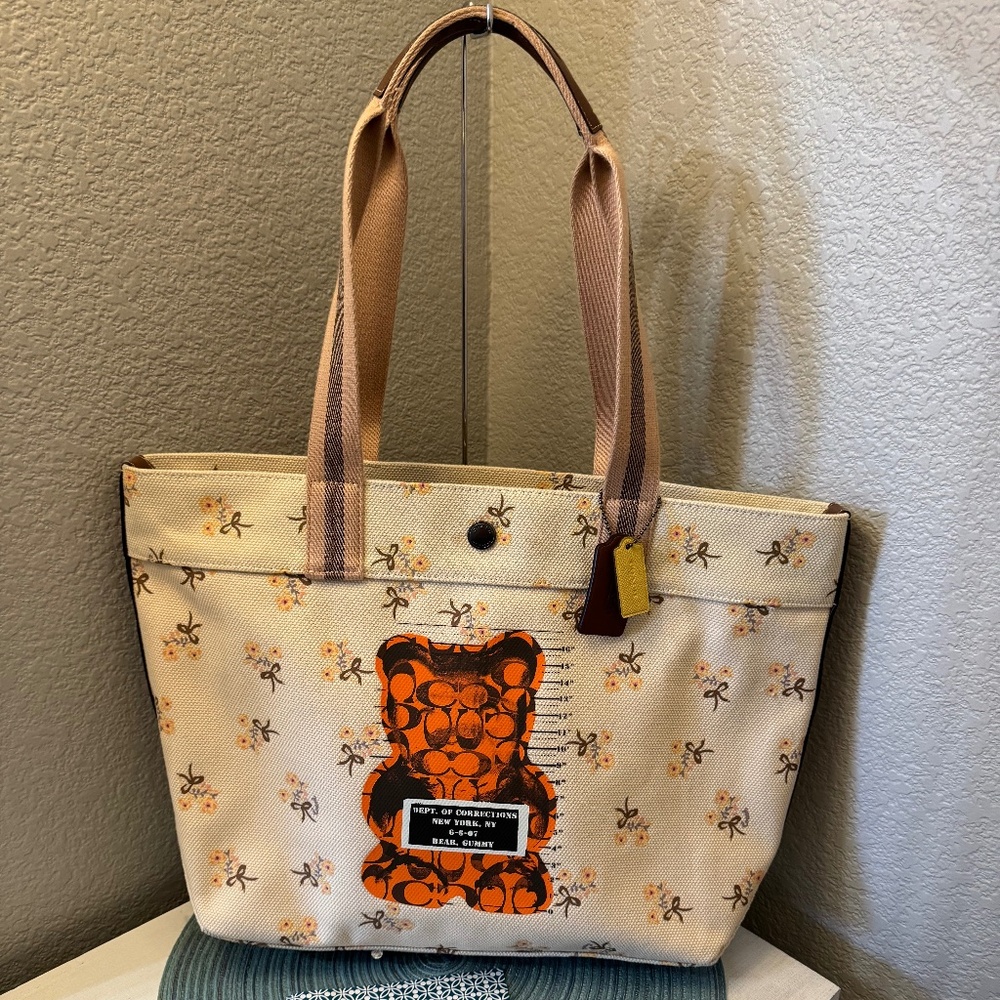 COACH F76650 Tote with Vandal Gummy Bear
